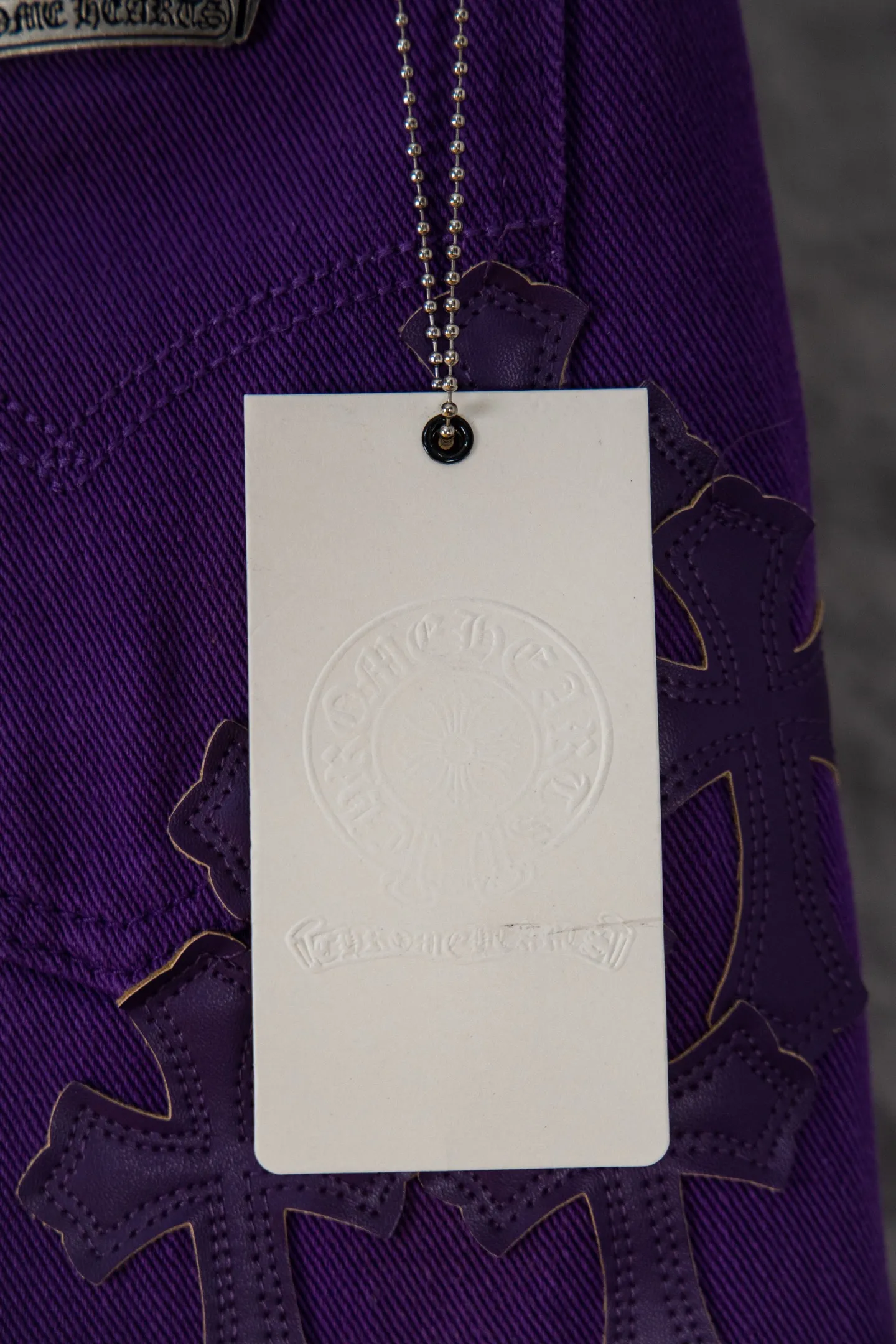 P260 top version CH Chromehearts 2025 new limited black pink cross patchwork leather couple style washed loose purple jeans 💜 Top quality ceiling quality styles with different washed textures, very friendly to people with thin legs and thick legs, the straight and loose version is very flattering to the leg shape. Moderate length that never goes out of style, easy to match with casually, basic styling for various styles, a must-have in the wardrobe! The fabric is stiff but also makes the upper body soft without losing texture. The washing process is even more perfect. It is a must-have item for everyone! ! ! Washed wheat, hang tag, pants label, three labels complete Color: Purple Size: 28, 30, 32, 34